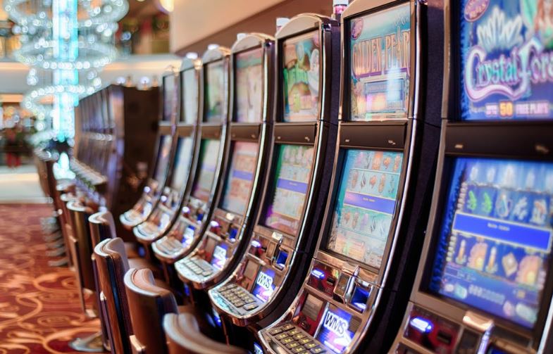 Desde mucho tiempo atrás, los lugares donde hay juegos de casino están asociados con problemas sociales como ludopatía, lavado de dinero, prostitución...