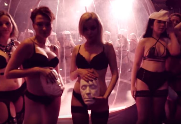 El nuevo video de Till Lindemann, el vocalista de Rammstein, muestra su obsesión por el sexo.

Este video lleva por nombre 
