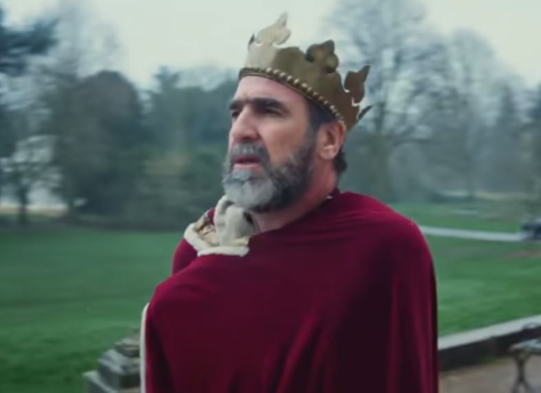 Liam Gallagher y Eric Cantona. Aunque están separados por el azul del City y el rojo del United, son espíritus afines: dos íconos de Manchester cuyo t...