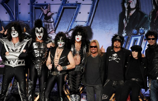 Con ventas combinadas de casi 200 millones de discos, KISS y MÖTLEY CRÜE. 

Siguen siendo mas que iconos, ambas bandas se mantienen dominando el roc...