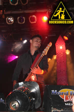 FOTO DE LOS AMANTES DE LOLA EN EL HARD ROCK LIVE