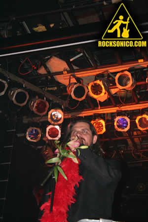 FOTO DE LOS AMANTES DE LOLA EN EL HARD ROCK LIVE